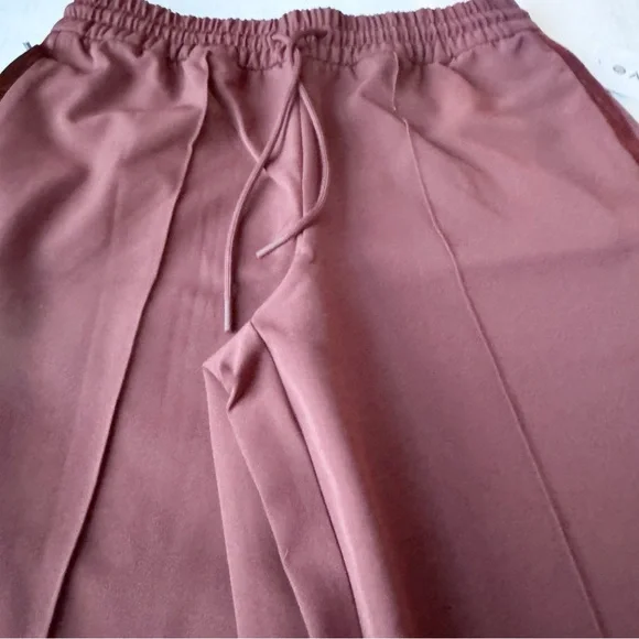 Athleta New Endeavor High Rise Relaxed Pant
Cherrywood Brown Women's Size S NWT - Picture 10 of 16